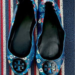 Tory burch flats blue with flowers pattern already worn size 9
